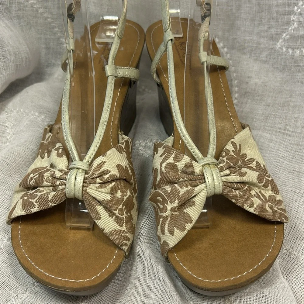 Self Esteem almost NEW wedge bow sandals